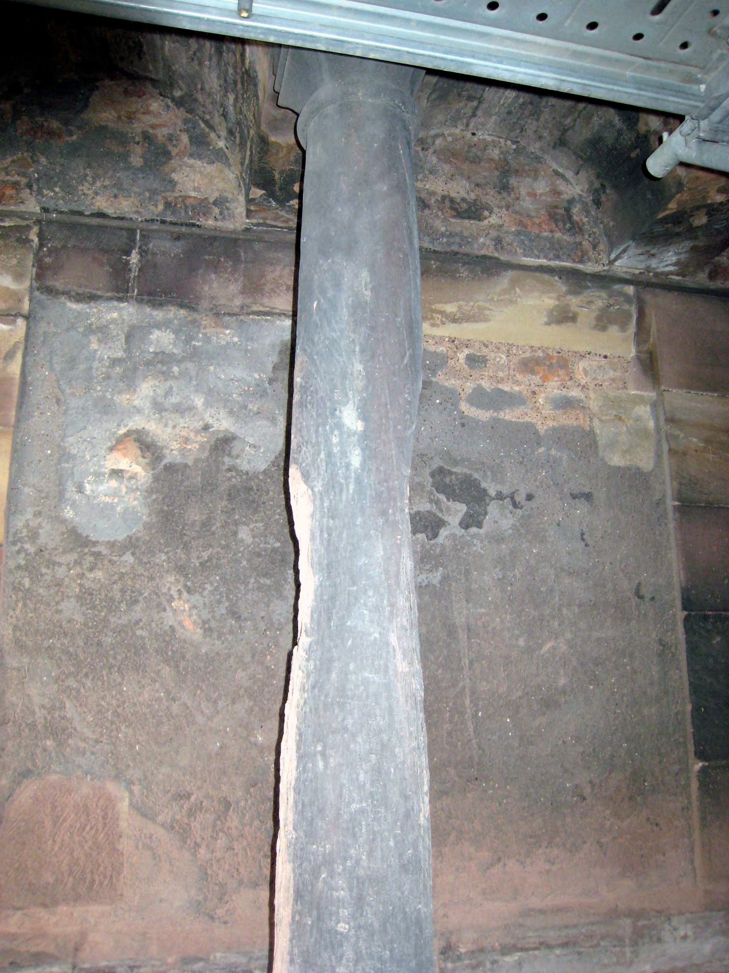 Colonnette très altérée avec perte de matière, crédit F.OND