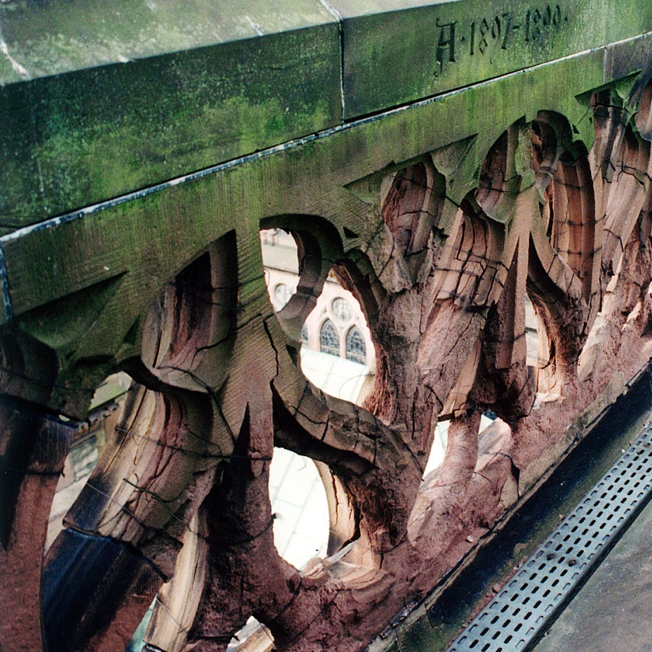 Réseau de balustrades avant restauration, crédit : F.OND