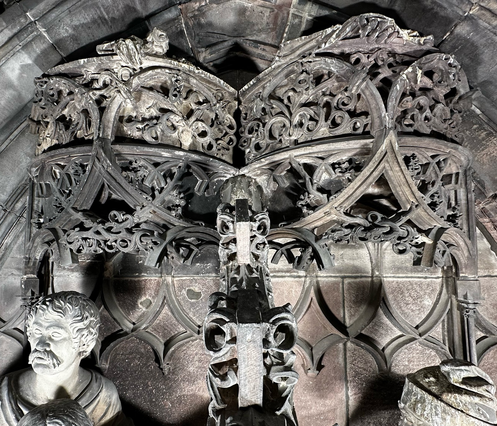 Baldaquin en grès à meules, situé sur le portail Saint-Laurent, crédit : F.OND