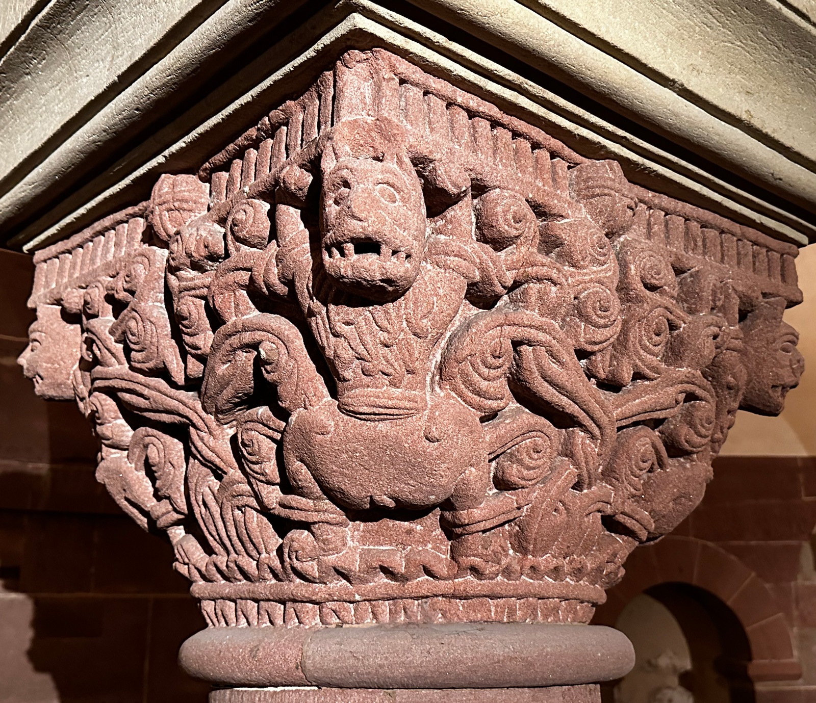 Chapiteau en grès vosgiens, situé dans la crypte, crédit : F.OND