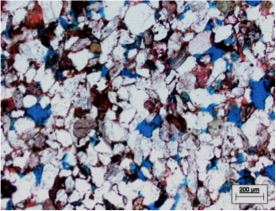 Grès à meules au microscope électronique à balayage et au microscope optique à lumière polarisée