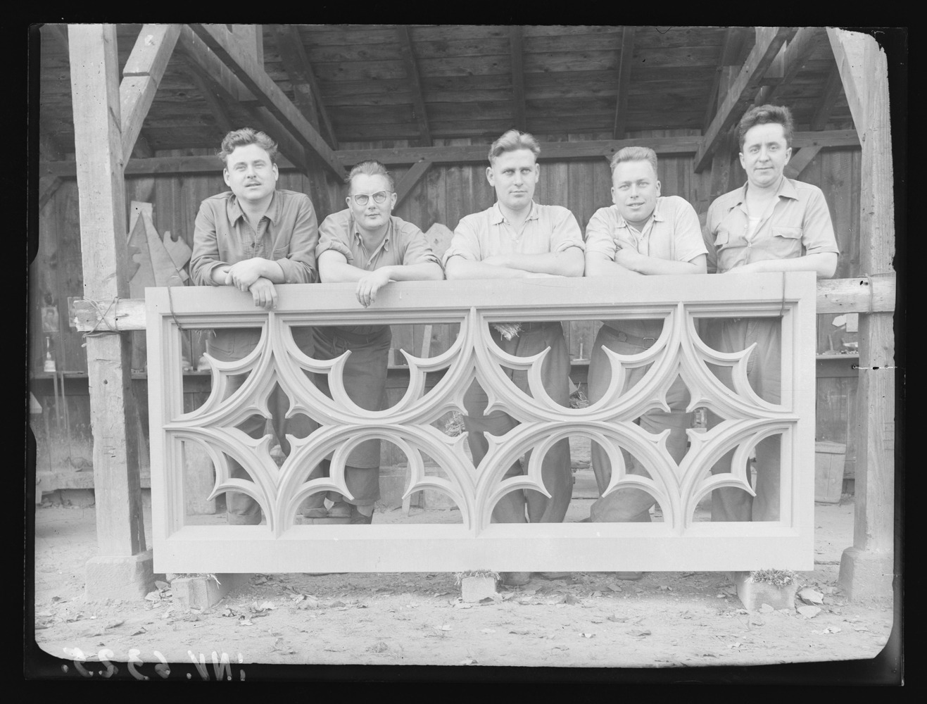 Un des cinq éléments de garde-corps taillés par les ateliers de la Fondation, vers 1956, crédit : F.OND