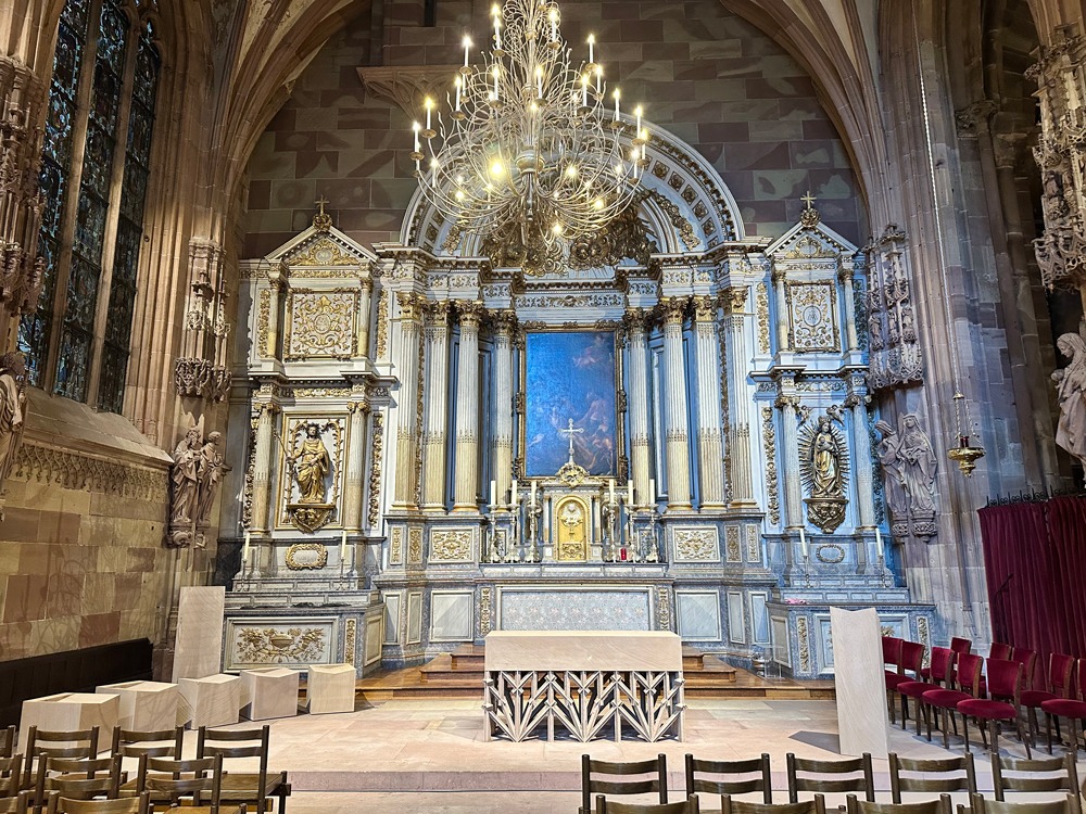 Le nouvel ensemble liturgique en place dans la chapelle Saint-Laurent
