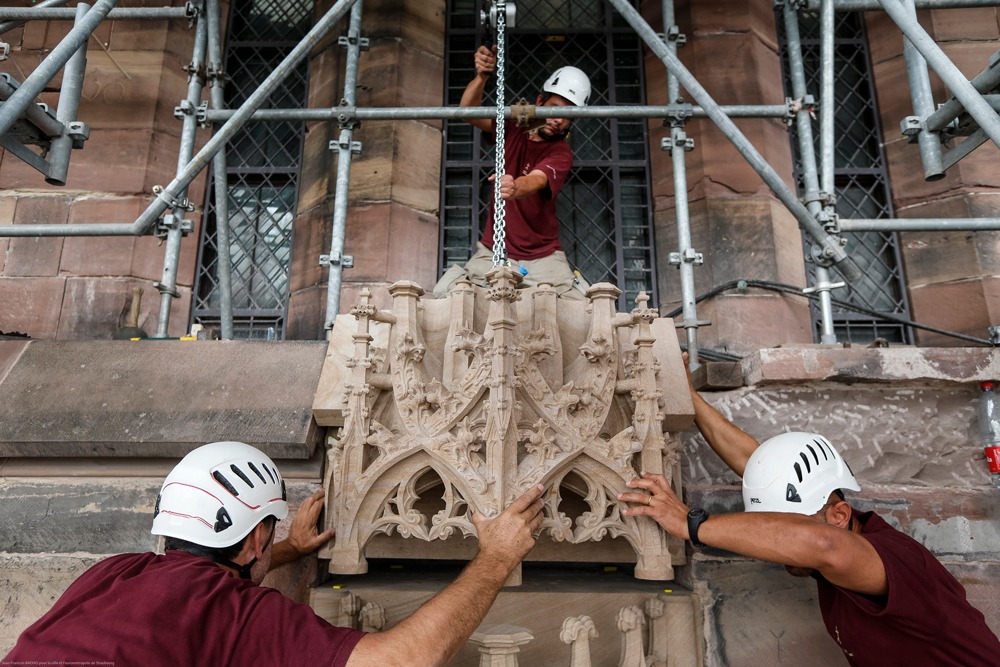 Artisans de la Fondation de l’Œuvre Notre-Dame sur le chantier du bras sud du transept, 2016, crédit : F.OND, photo : Jean-François Badias.