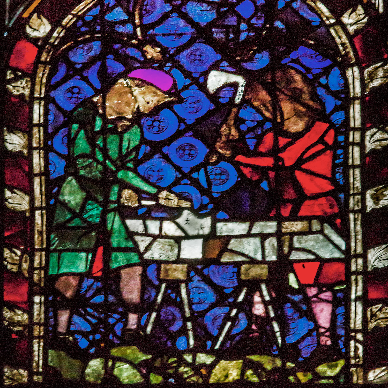 Vitrail du narthex, la marque de la Fondation est sur la hache, crédit : Nuée Bleue, photo : Frantisek Zvardon