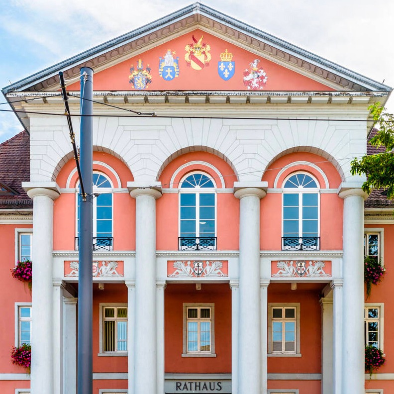 La marque de la Fondation sur le fronton de la Mairie de Kehl, crédit : document fourni